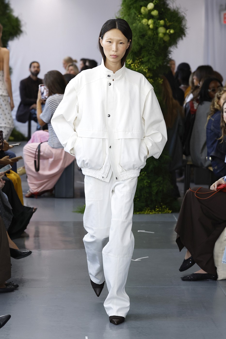 Tibi divatbemutató egyik modellje a kifutón