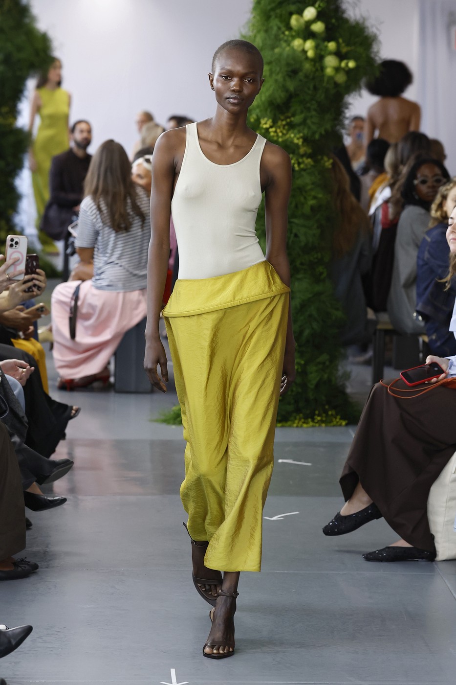 Tibi divatbemutató egyik modellje a kifutón