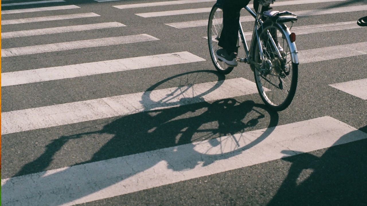 biciklivel a zebrán, fotó: Unsplash