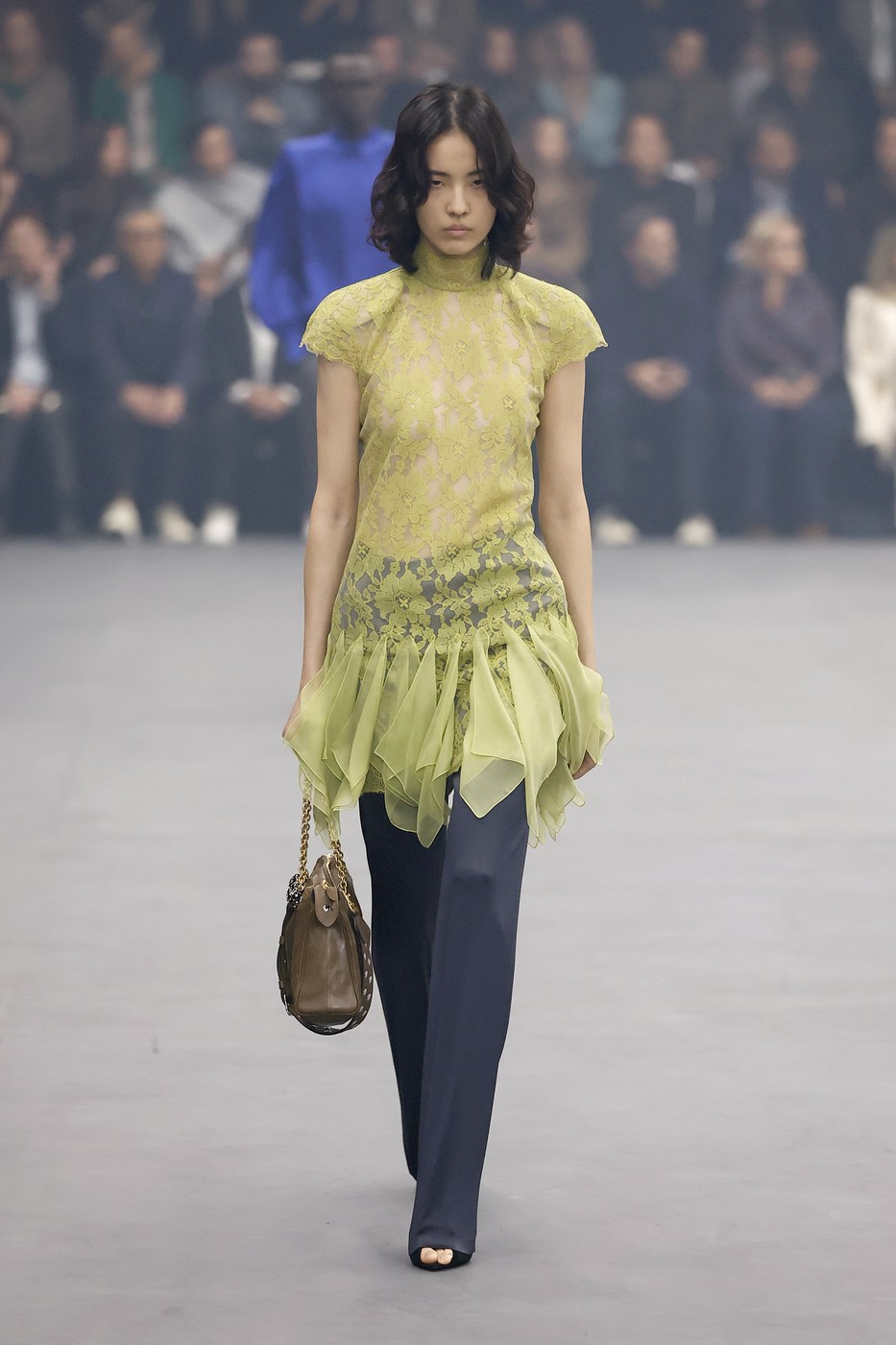 Valentino divatbemutató egyik modellje a kifutón