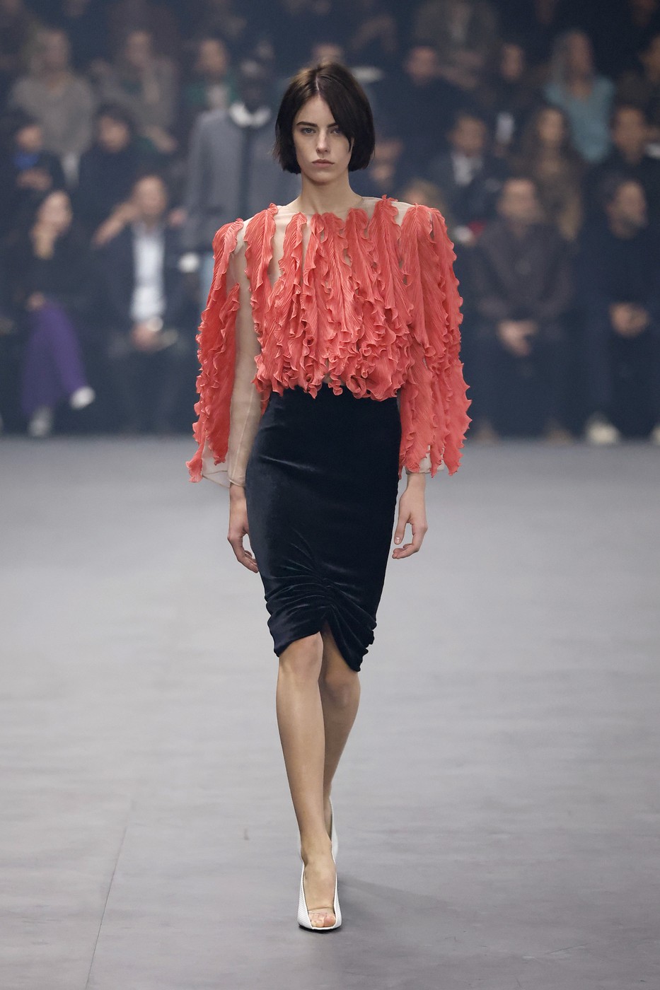 Valentino divatbemutató egyik modellje a kifutón