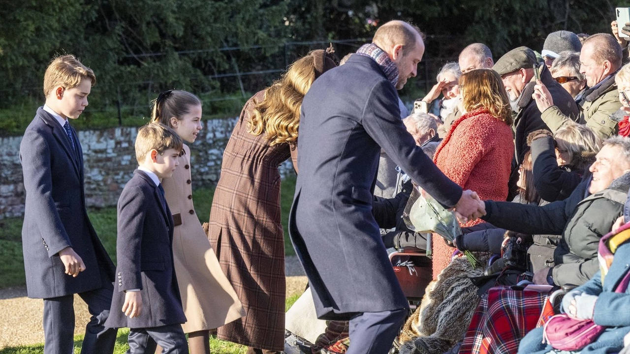 Vilmos herceg és családja a várakozó embereket köszöntötték