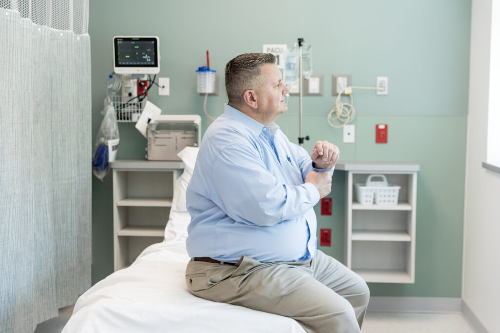 Túlsúlyos férfi egy rendelőben