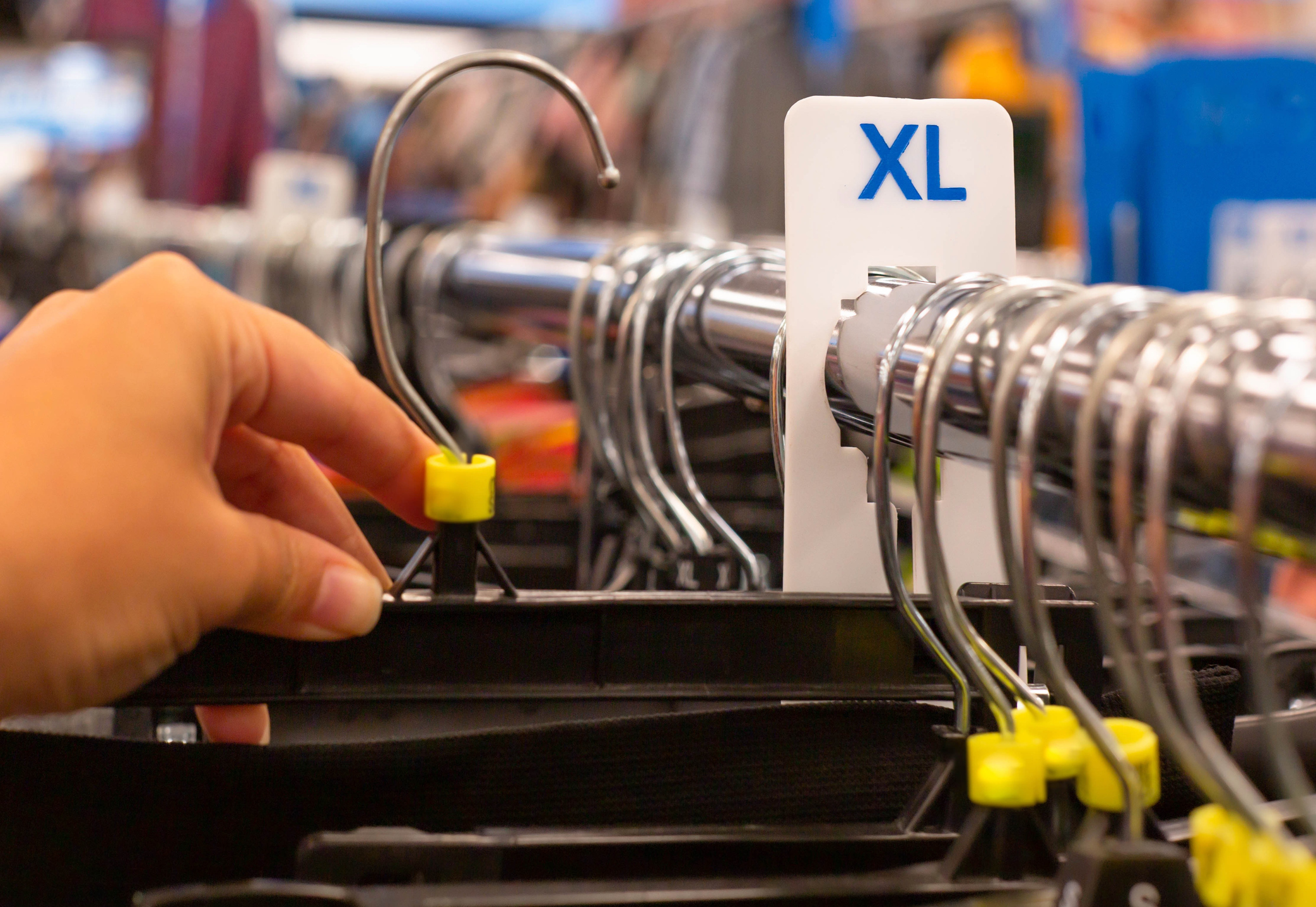 XL-es ruhák állványon