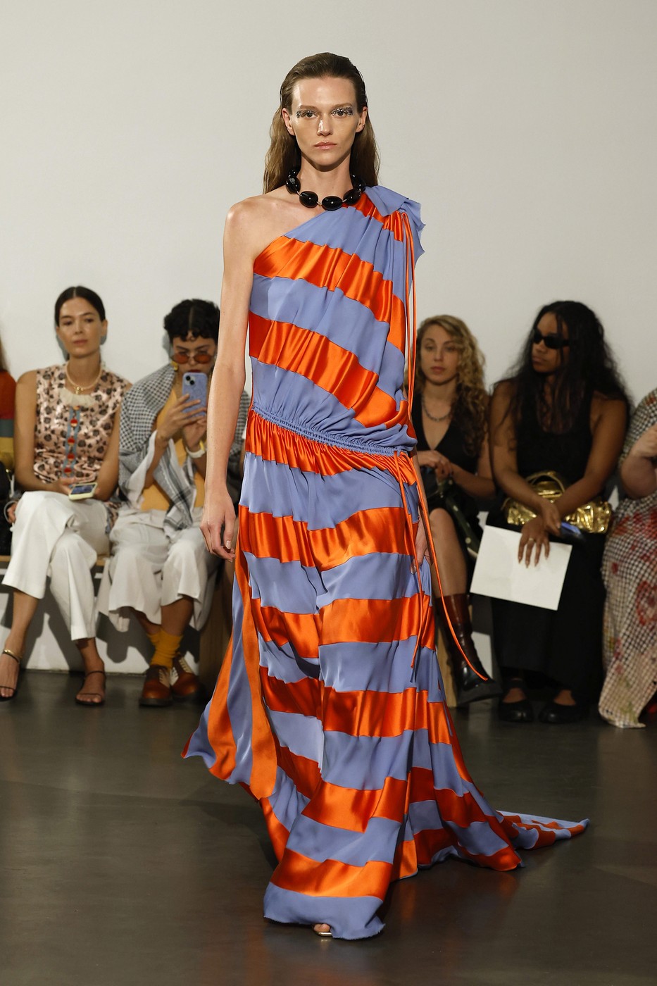 Zankov divatbemutató egyik modellje a kifutón