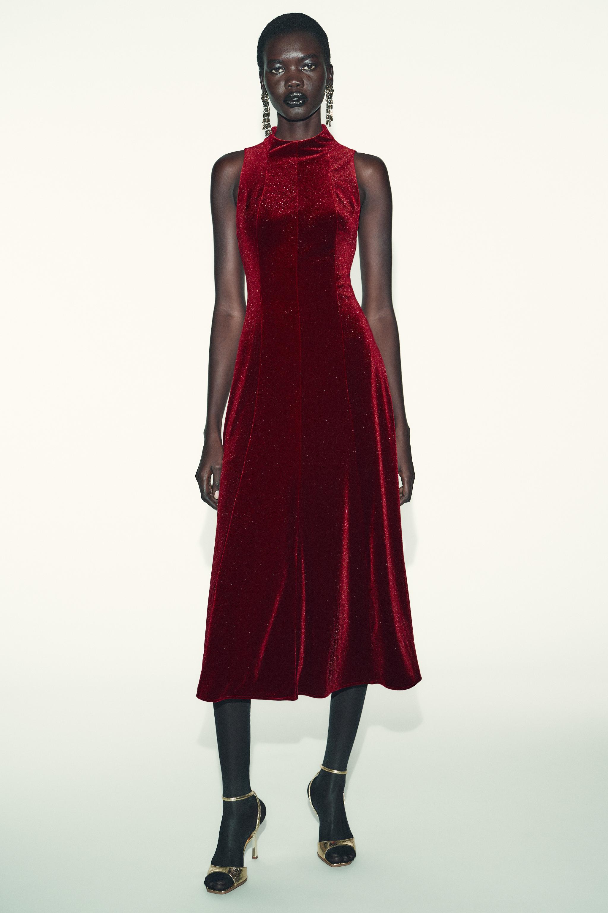 Ünnepi öltözéket viselő modell