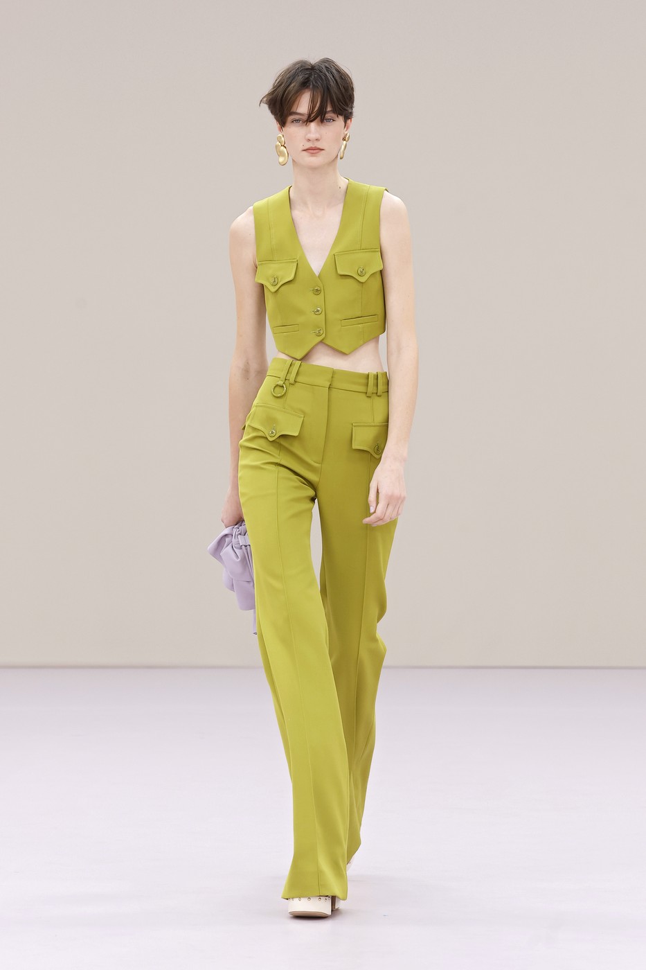 Zimmermann divatbemutató egyik modellje a kifutón