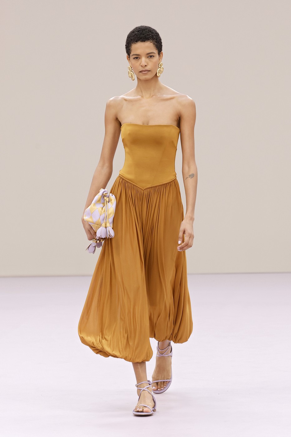 Zimmermann divatbemutató egyik modellje a kifutón