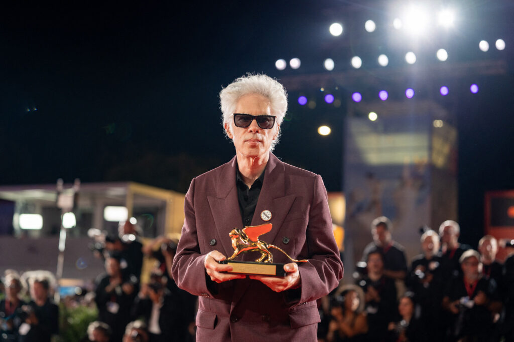 „Micsoda beképzelt alak! Fehérre festi a haját, csak fekete ruhákat hord és fekete-fehér filmet csinál” – Jim Jarmusch az nlc-nek