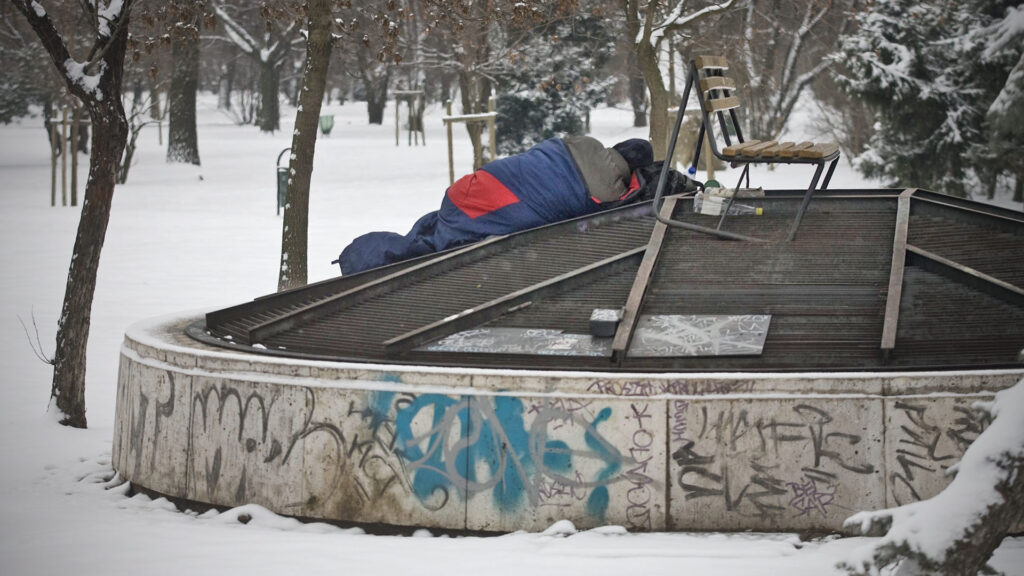 Hajléktalan alszik a hidegben