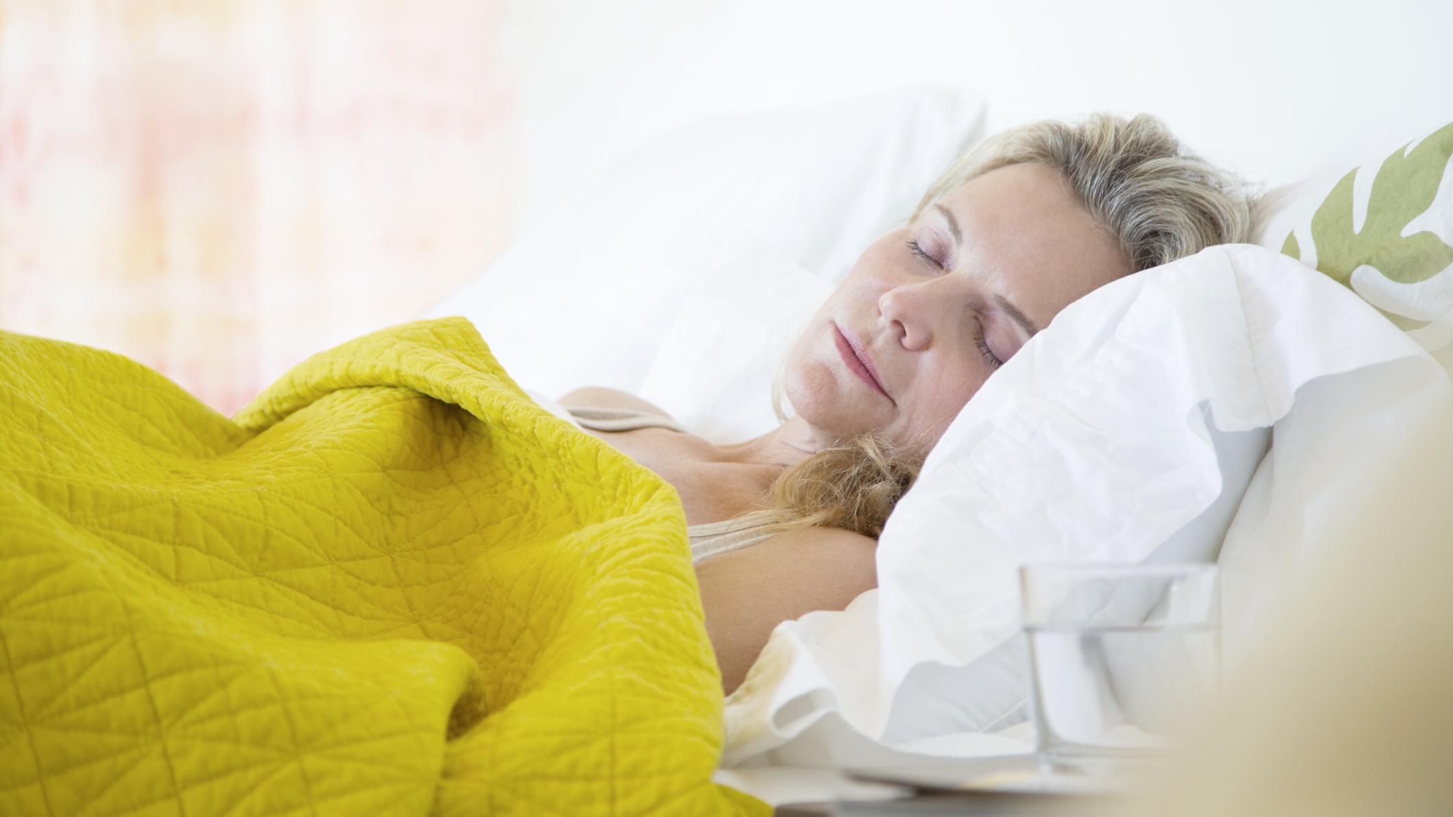 Idősödő nő alszik