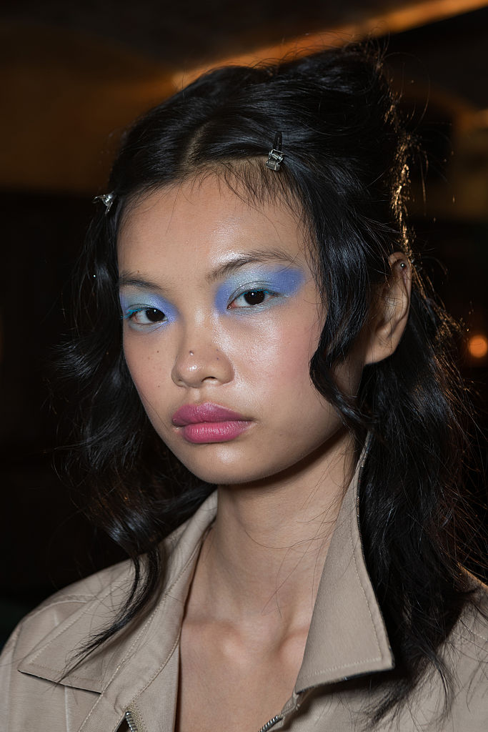 Színes pillákat viselő modell