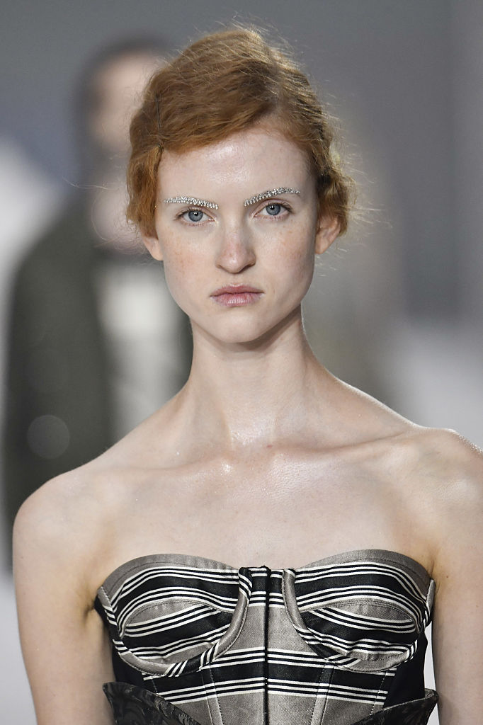 Csillogó szemöldököt viselő modell