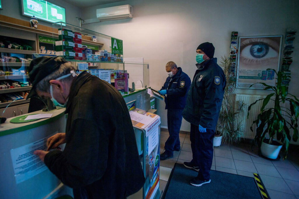 Maszkos vásárlók egy gyógyszertárban