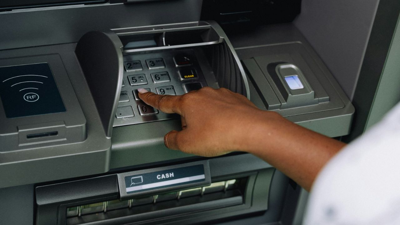 Új EU-s szabály lépett életbe: minden pénzfelvételnél érezni fogod a változást az ATM-eknél