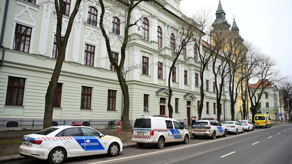 Rendőrautók és egy mentőautó a debreceni Szent József Óvoda, Általános Iskola, Gimnázium és Kollégium előtt - Fotó: MTI/Czeglédi Zsolt