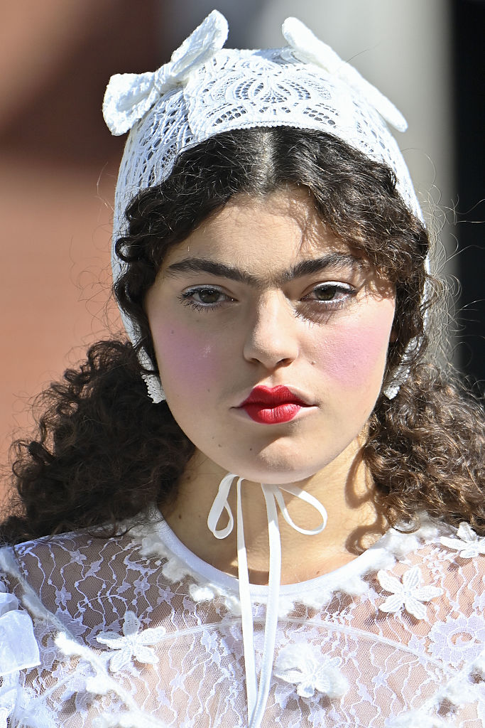 Hangsúlyos arcpírt viselő modell