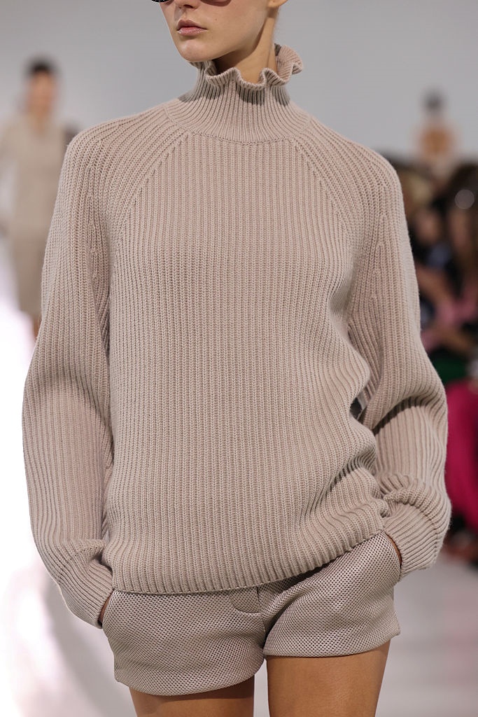 Bordázott pulcsis nő