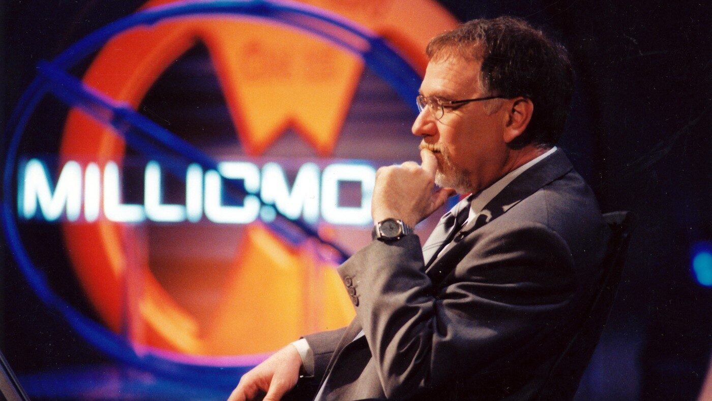 Vágó István a Legyen ön is milliomos díszletében