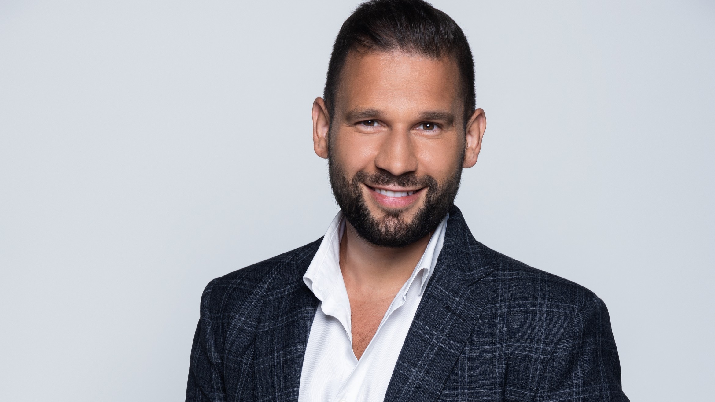 Rácz Jenő megszokott frizurájával