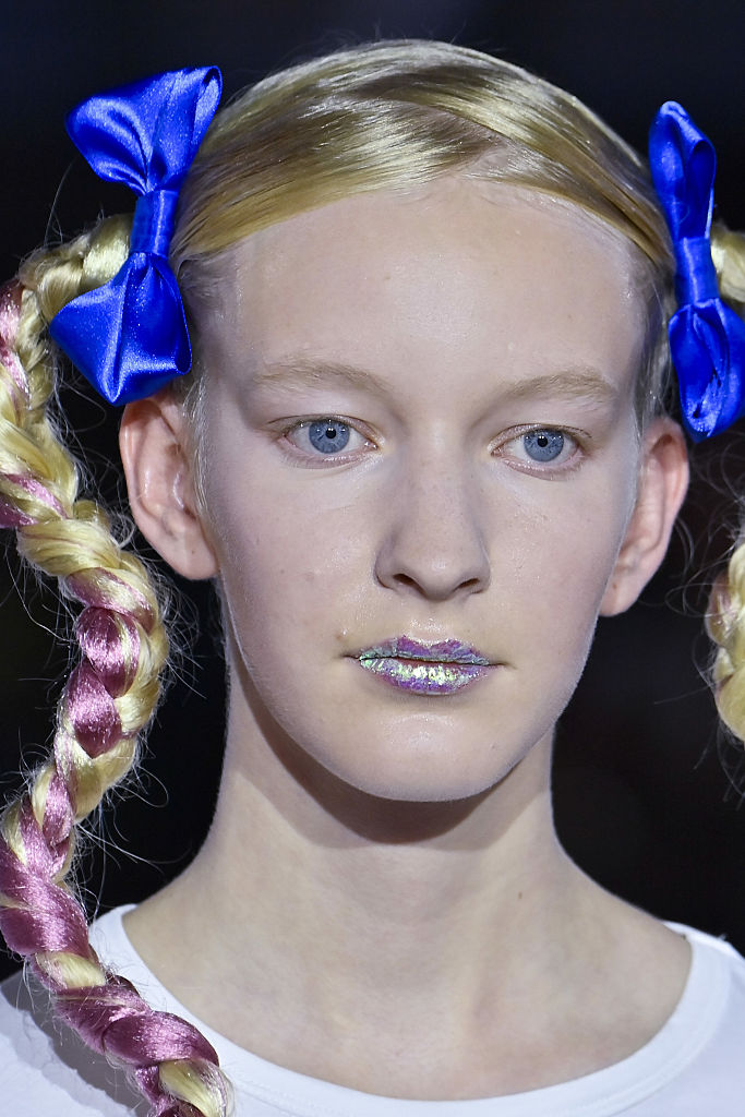 Csillogó sminket viselő modell