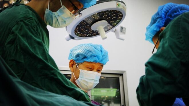 Levágták egy újszülött középső ujját a császármetszés során