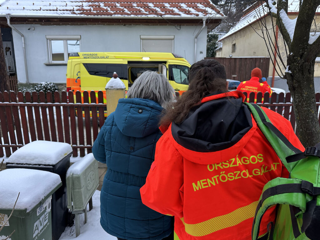 Mentősök dolgoznak az extrém hidegben