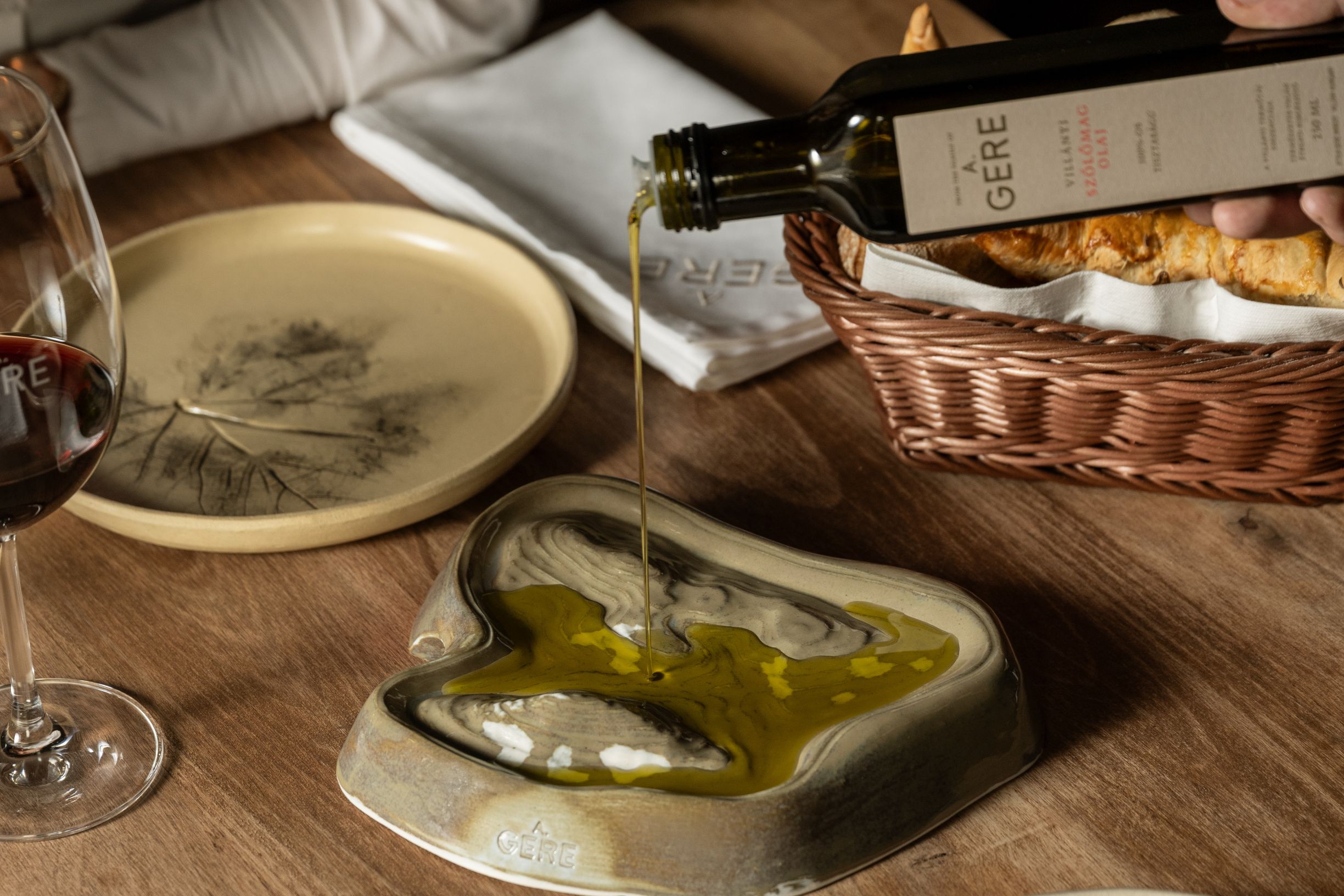 Szőlőlevél lenyomatok és szőlőmagolaj a hegységet formába öntő kerámiatálban