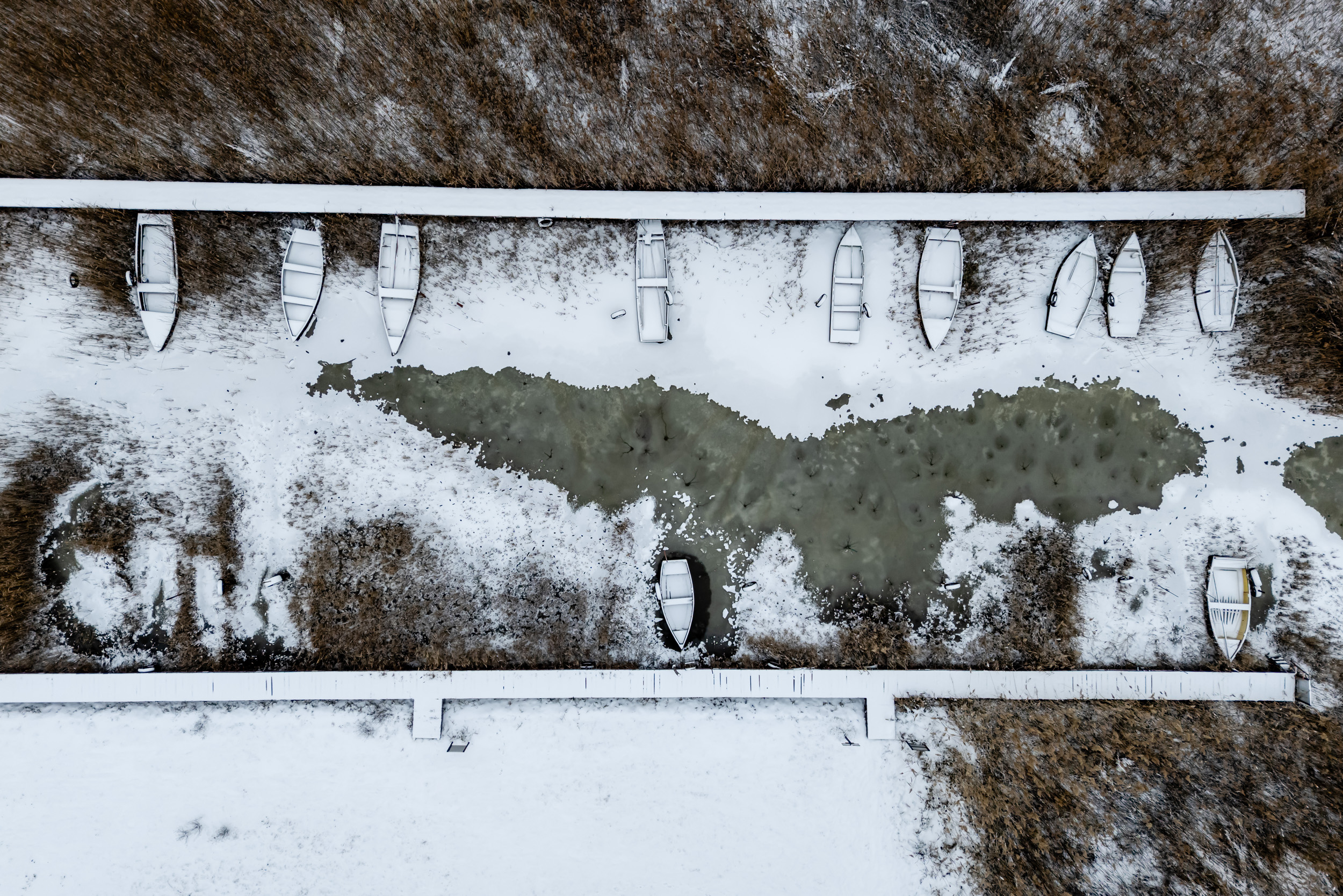 Lélegzetelállító drónfelvételeken a jégzajlás a Balatonon és a Velencei-tónál