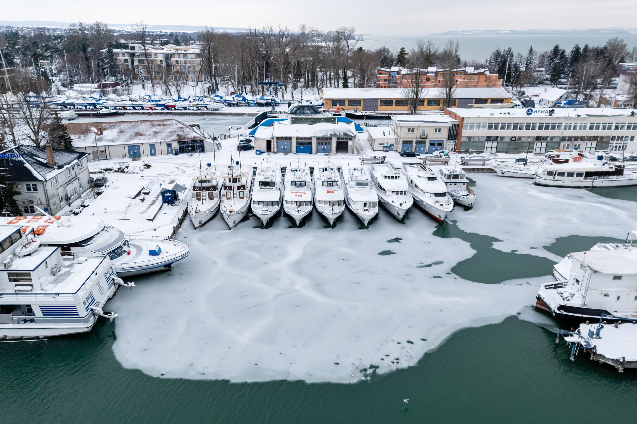 A jegesedő Balaton Siófoknál