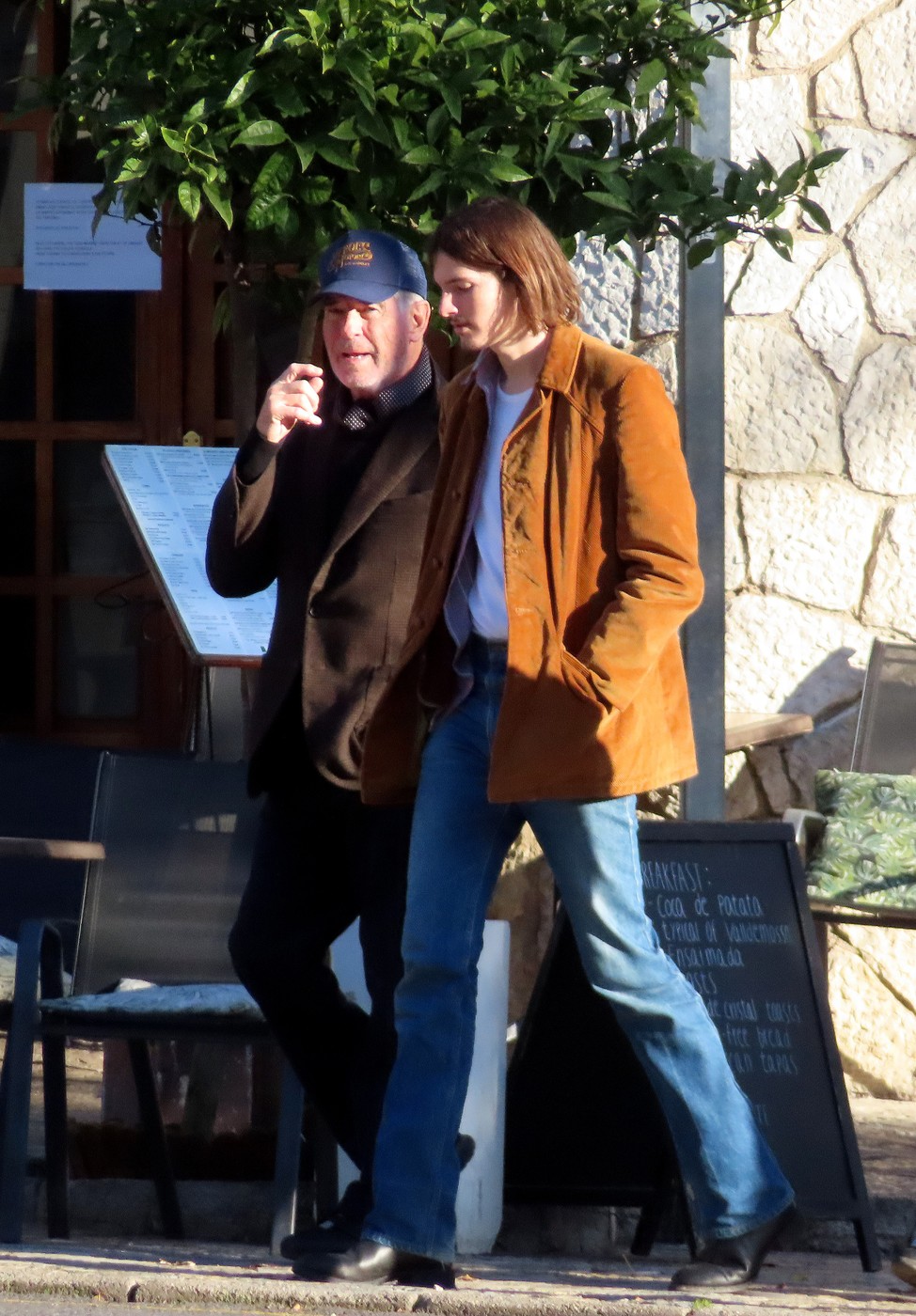 Ő Dylan Brosnan Pierce Brosnan 29 éves jóképű fia