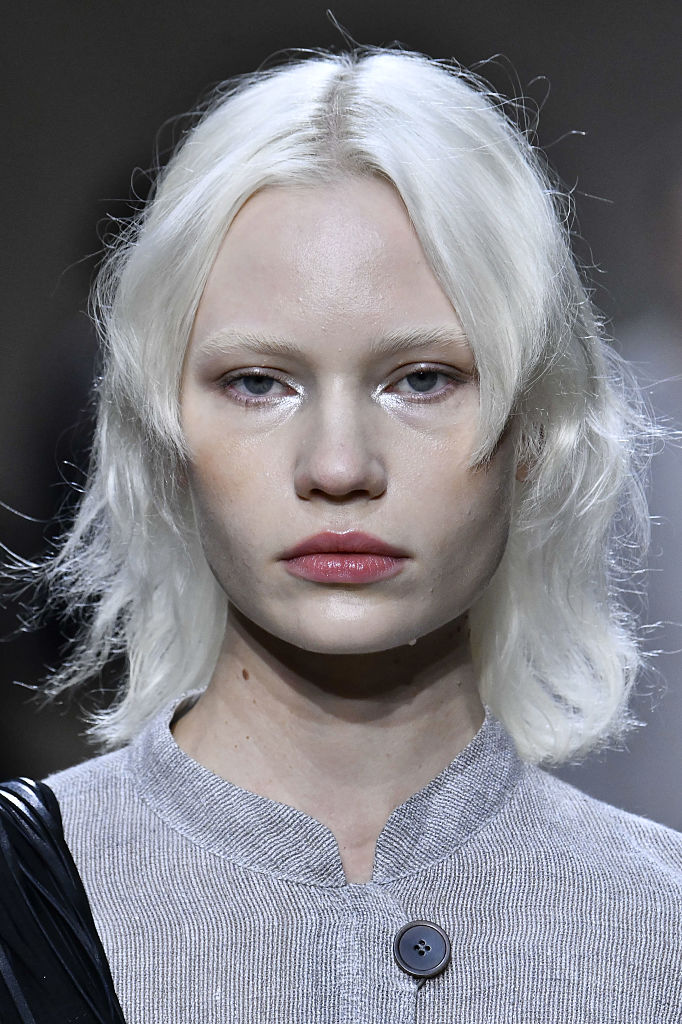 Csillogó sminket viselő modell