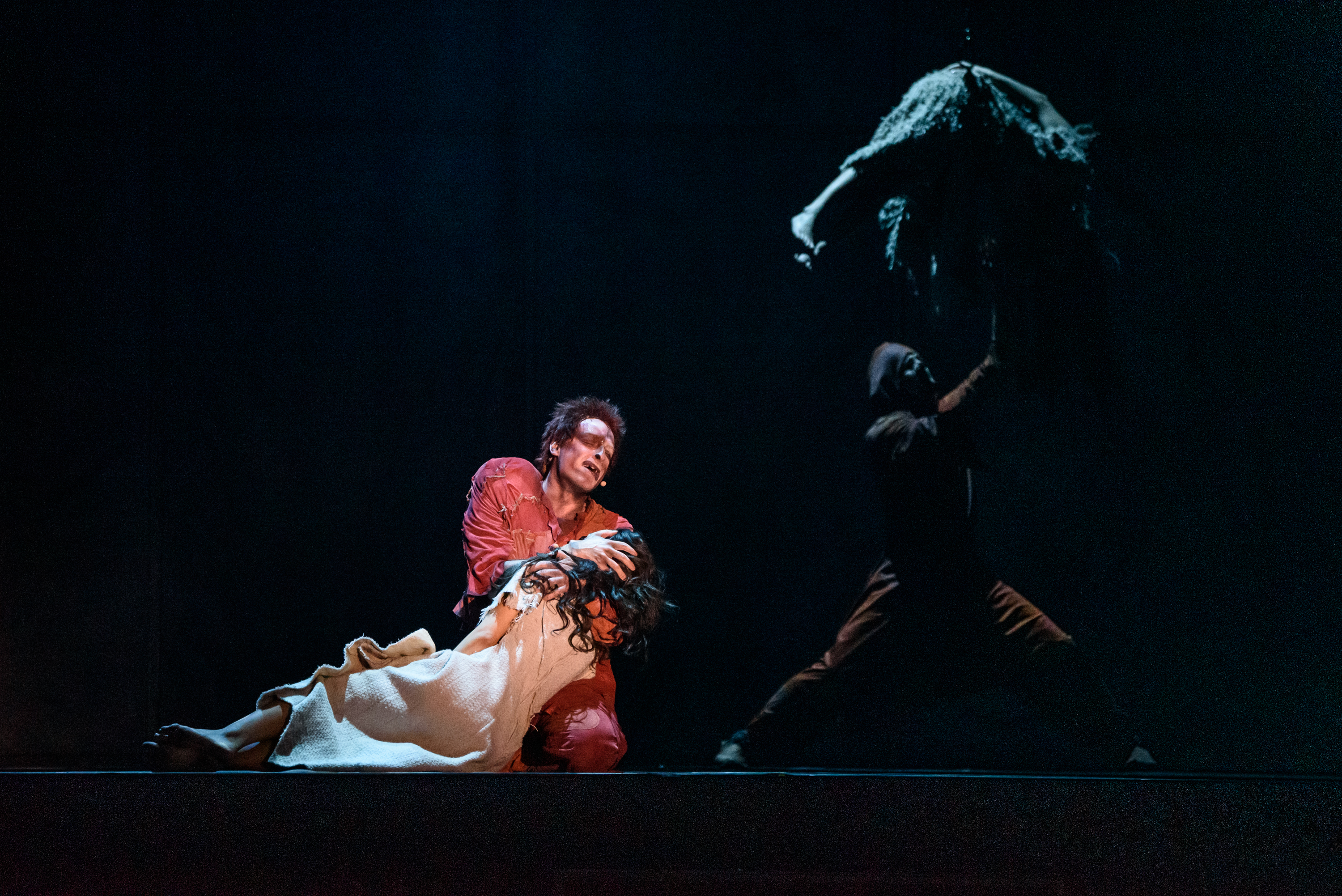 Angelo Del Vecchio és Elhaida Dani a Notre-Dame de Paris című előadásban.