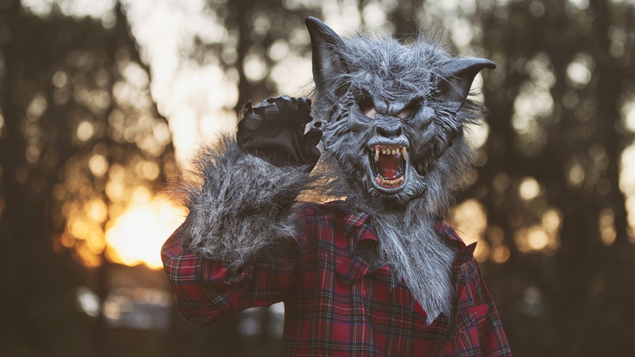 Milyen jelmezek viselését tiltották a történelem során?