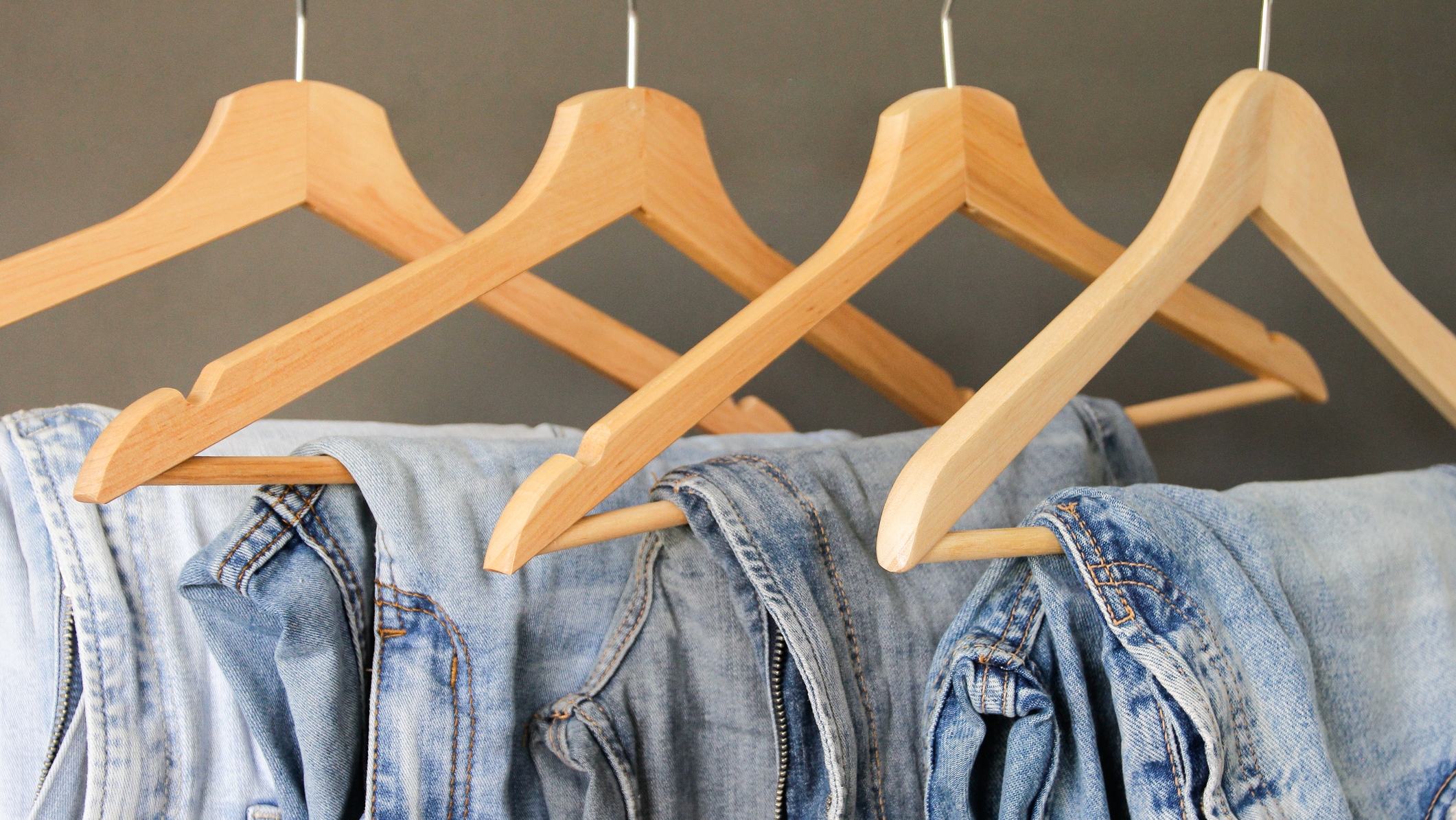 A ruhatár, ami tehermentesít: mit üzen a monoton öltözködés?