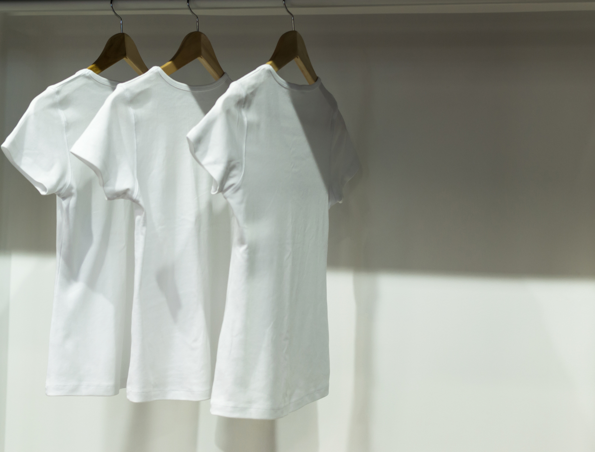 Fehér pólók vállfán