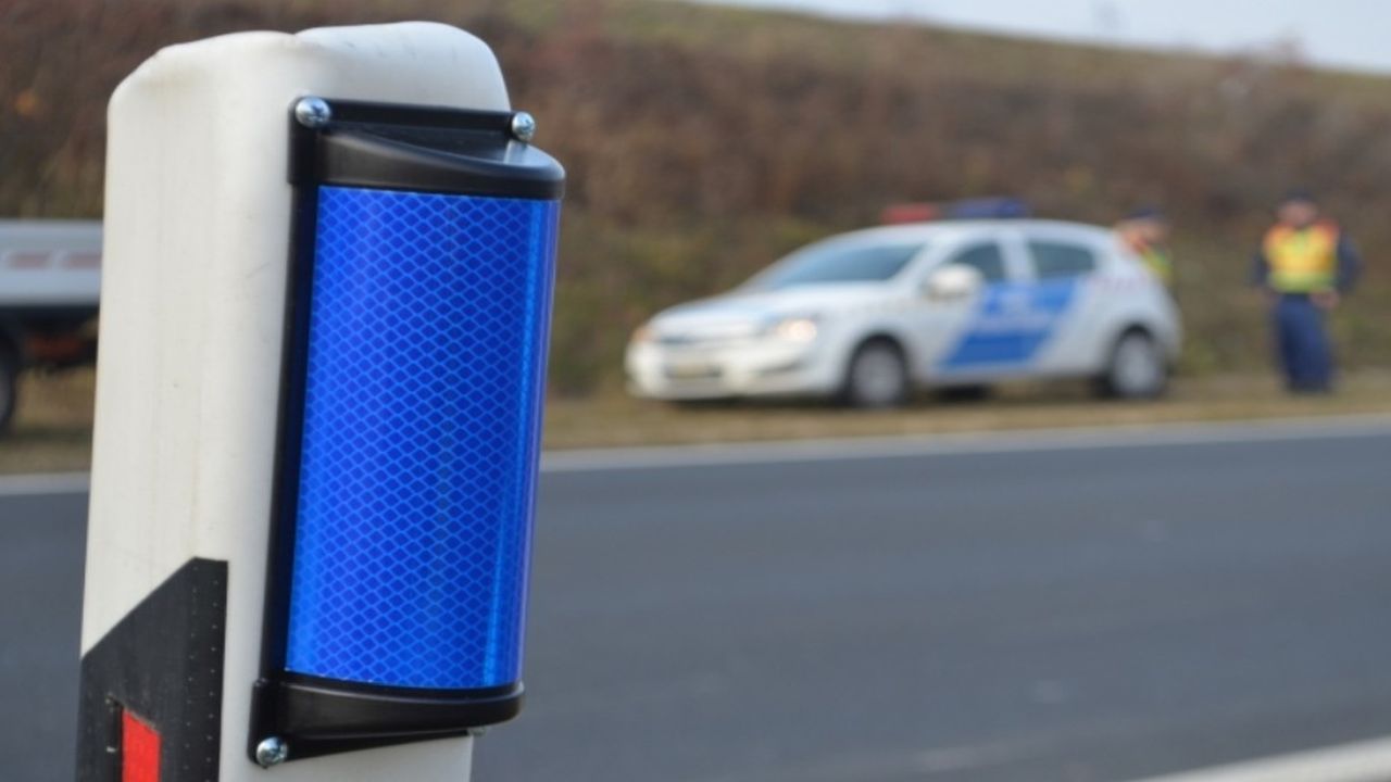 Ezt jelenti, ha kék fényvisszaverőket látsz az út menti oszlopokon