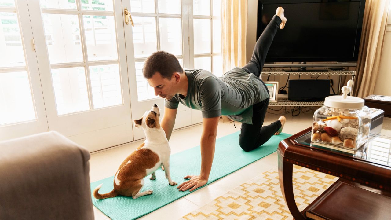 Férfi tornázik kutya nézi