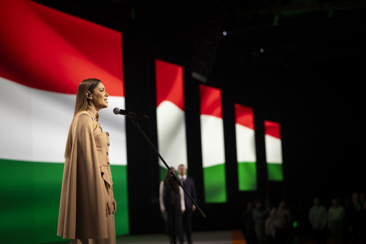 Dér Heni magyar zászlók előtt éneke