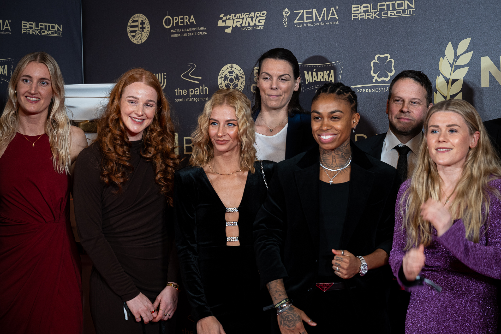 Nemzeti Sport Gála: csodásan festett a vörös szőnyegen a győri kézilabdacsapat álompárja