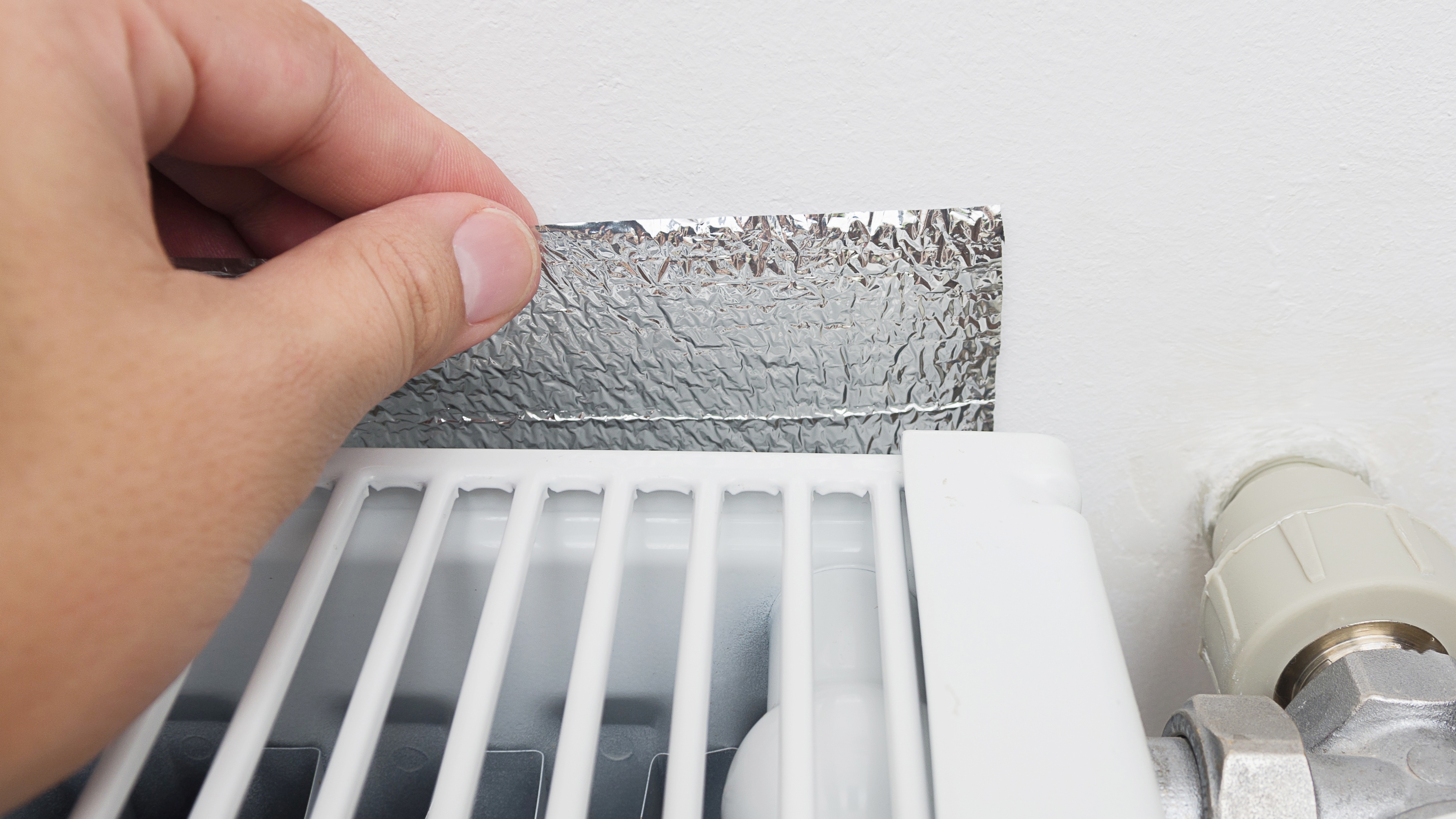 Fogj egy tekercs alufóliát: fél óra alatt felmelegszik a lakás, még akkor is, ha odakint – 20 °C van