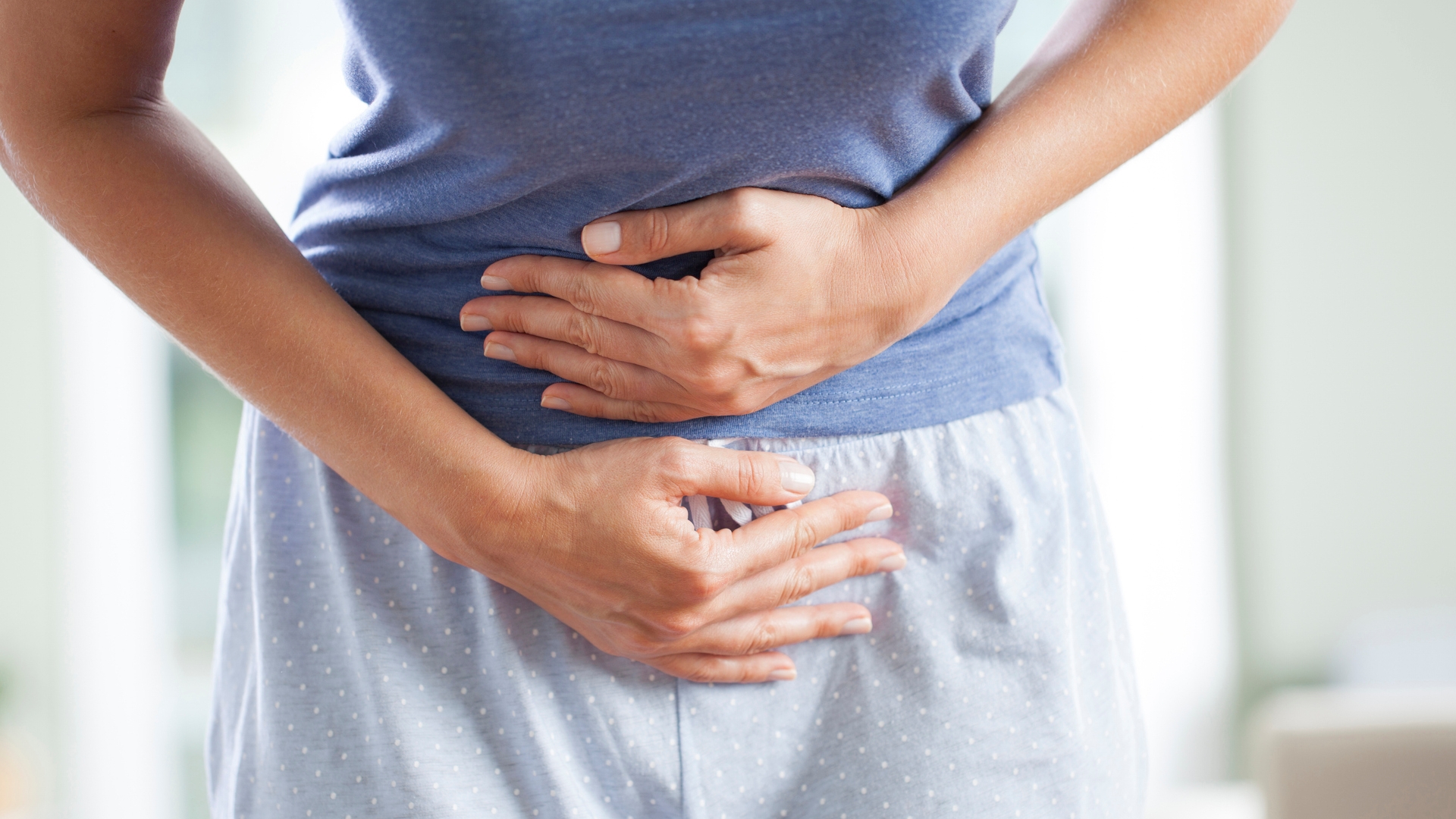Nő hasi fájdalomtól szenved.