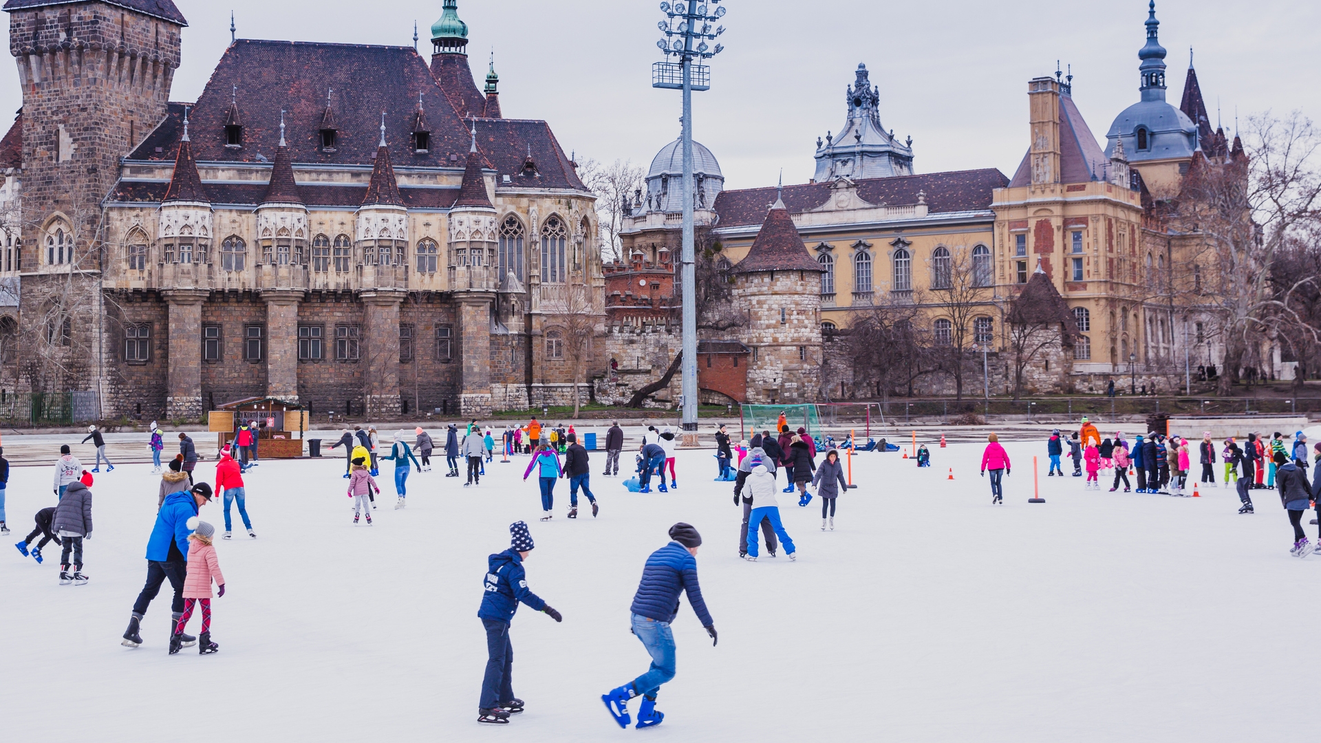 Városligeti műjégpálya korcsolyázókkal.