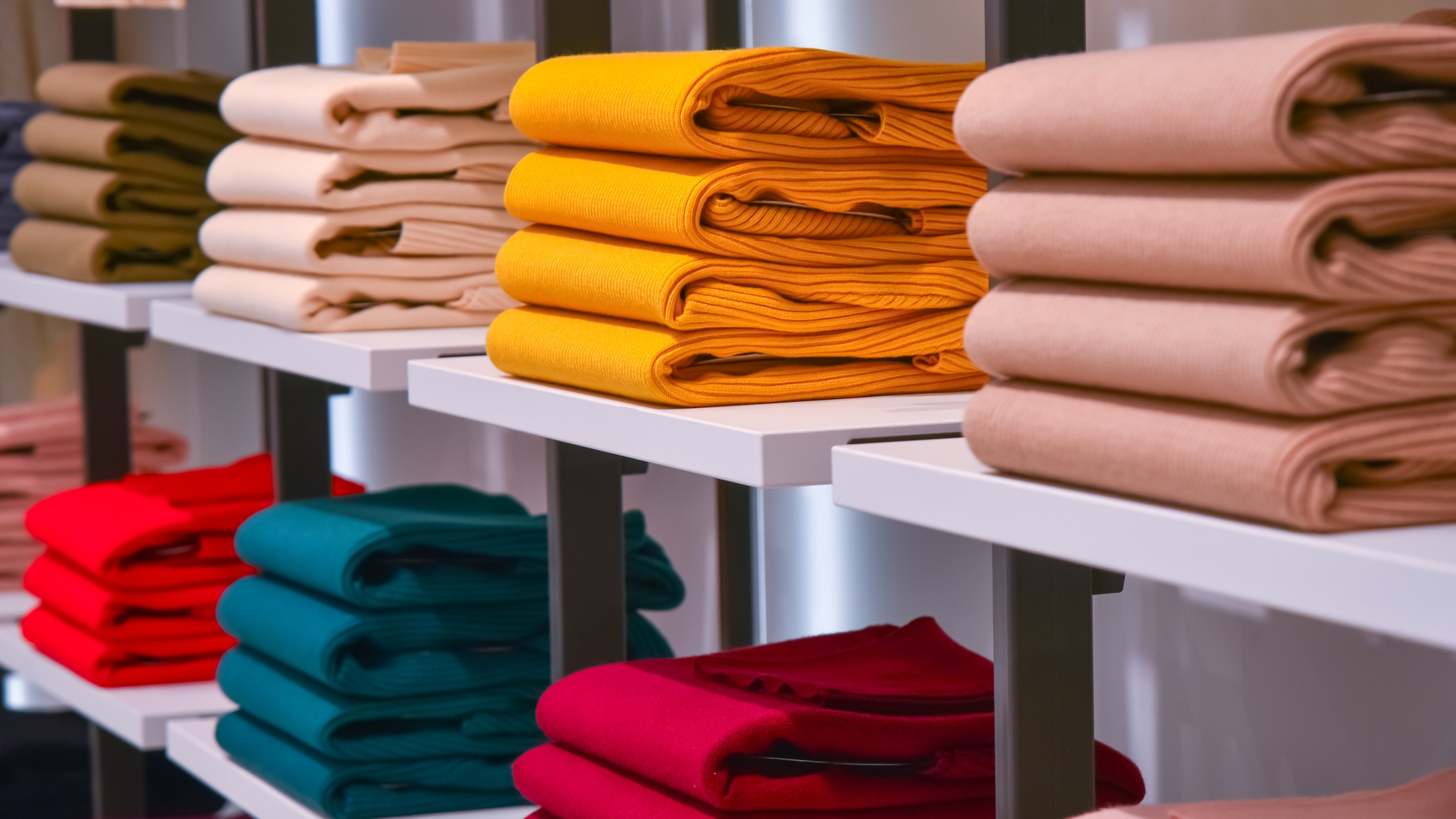 Színes ruhák egy polcon