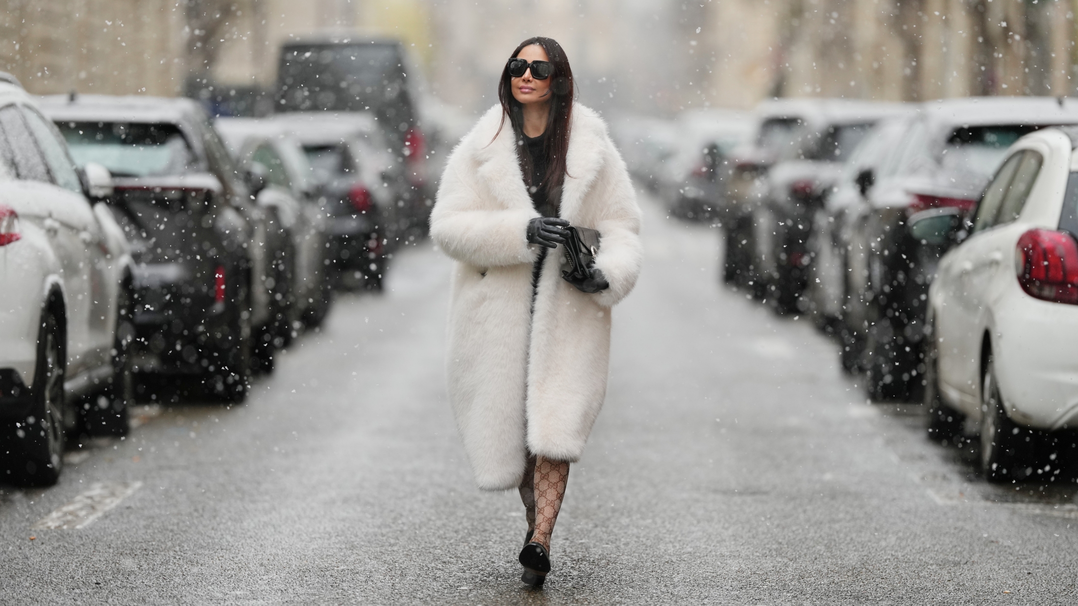 Réteges téli öltözéket viselő nő az utcán