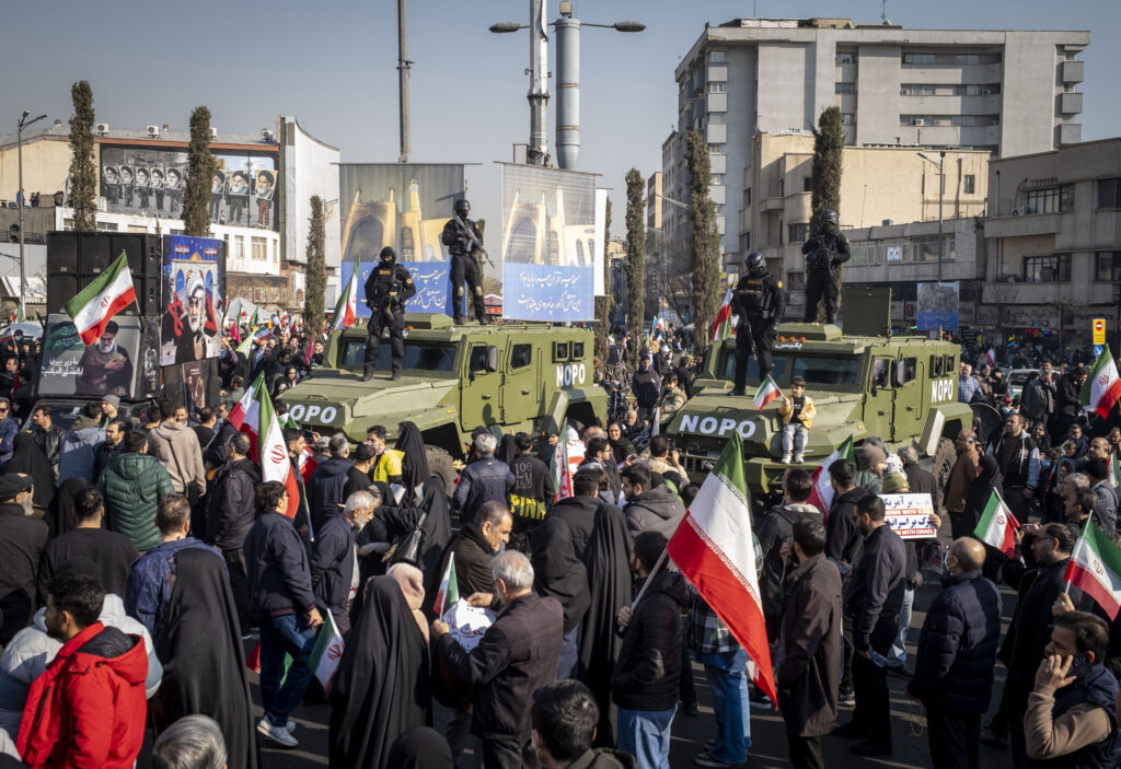 Tüntetők és katonák az utcákon