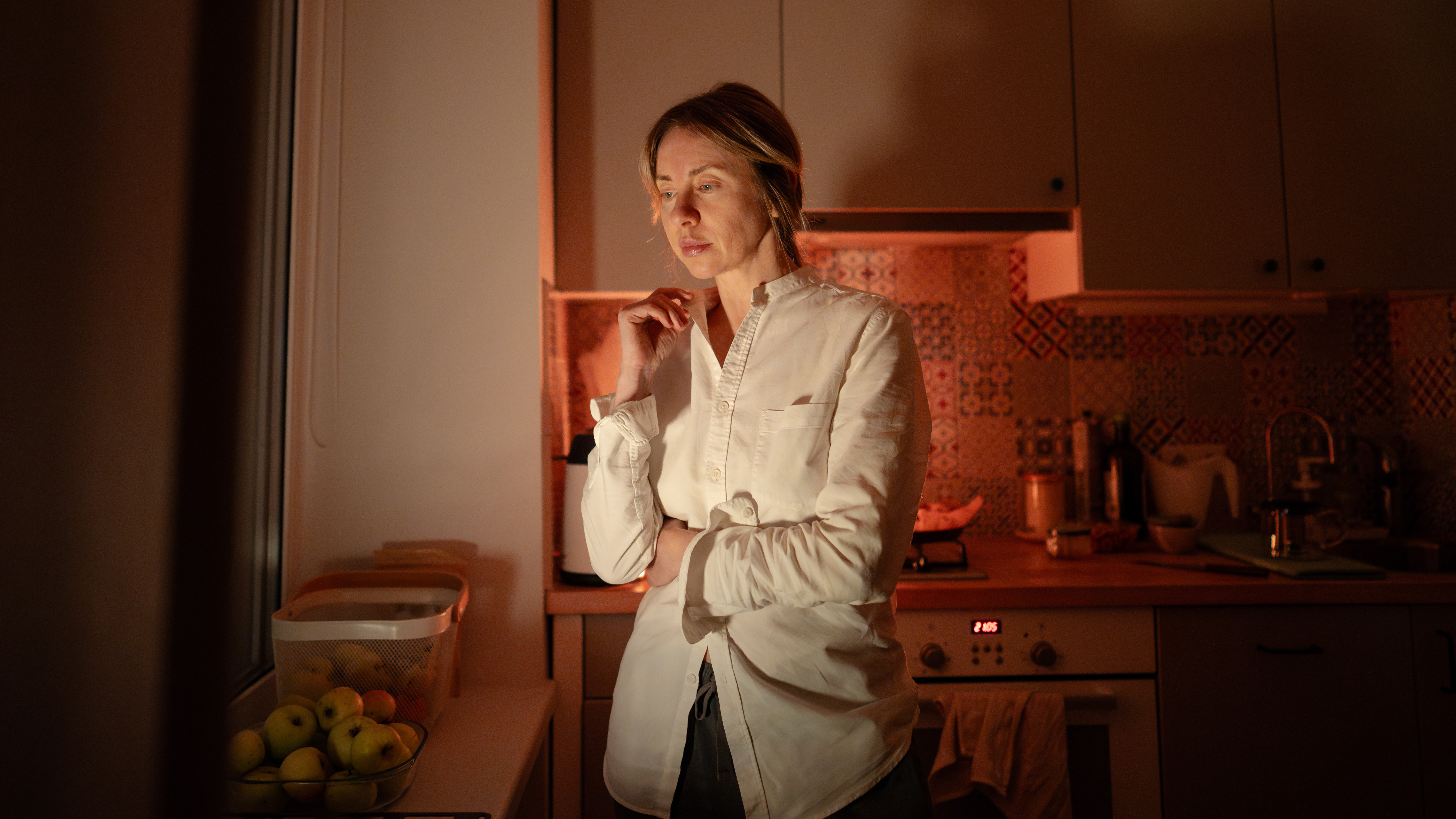 Szomorú nő a konyhában