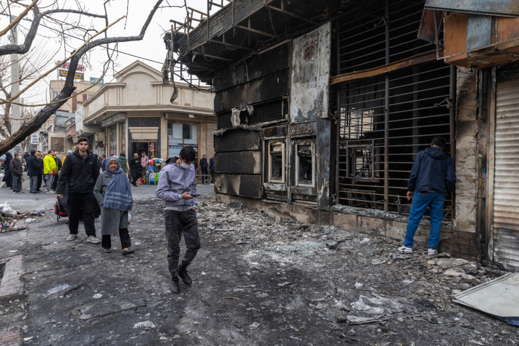 „Túlélő üzemmódban vagyok” – internet és információk nélkül próbálnak hazajutni az Iránban rekedt magyarok