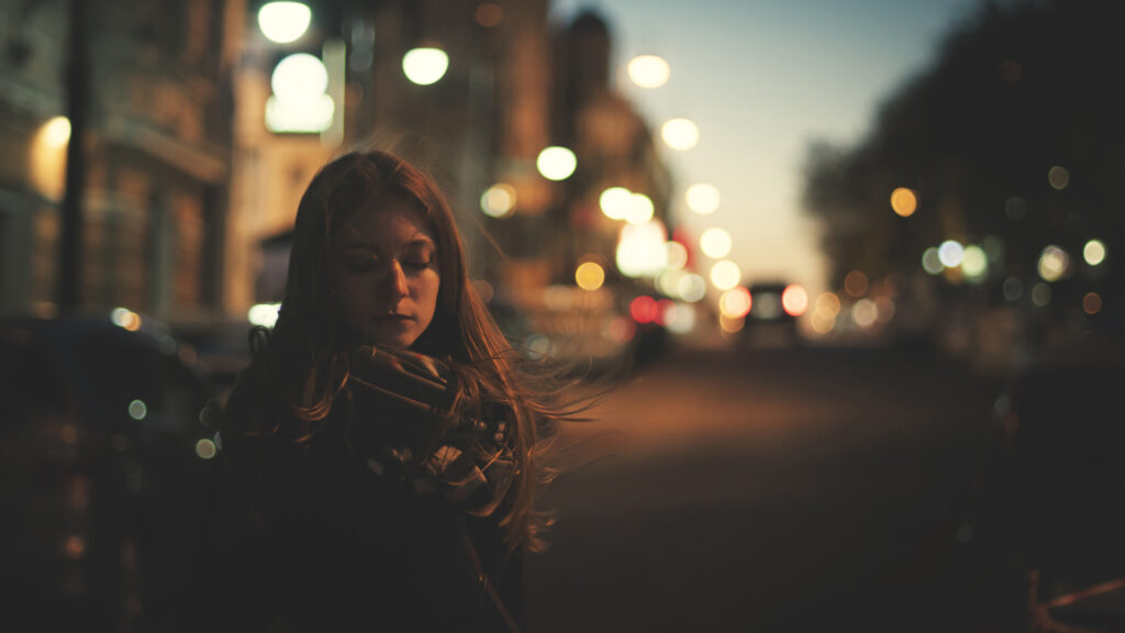 Tinédzser lány egyedül egy sötét utcában