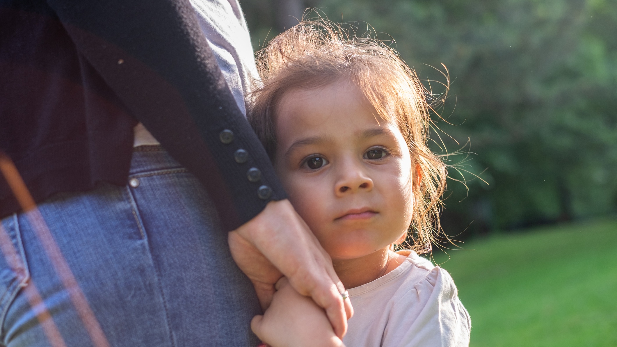 Mi lesz a kislány sorsa, akit diszkriminatív módon elvettek örökbefogadóitól? – És mit élnek meg a családra váró gyermekek?